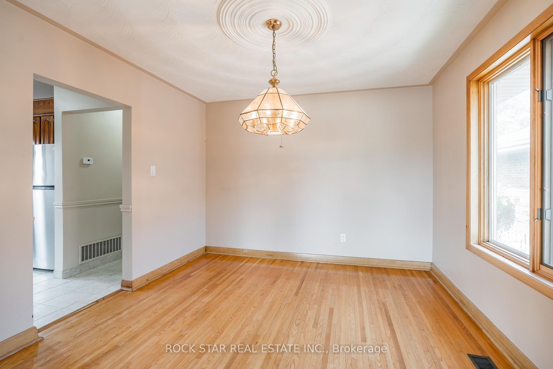 Photo 10 of Unit 1, 967 Mohawk Road E, Hamilton, Huntington — HOMEH