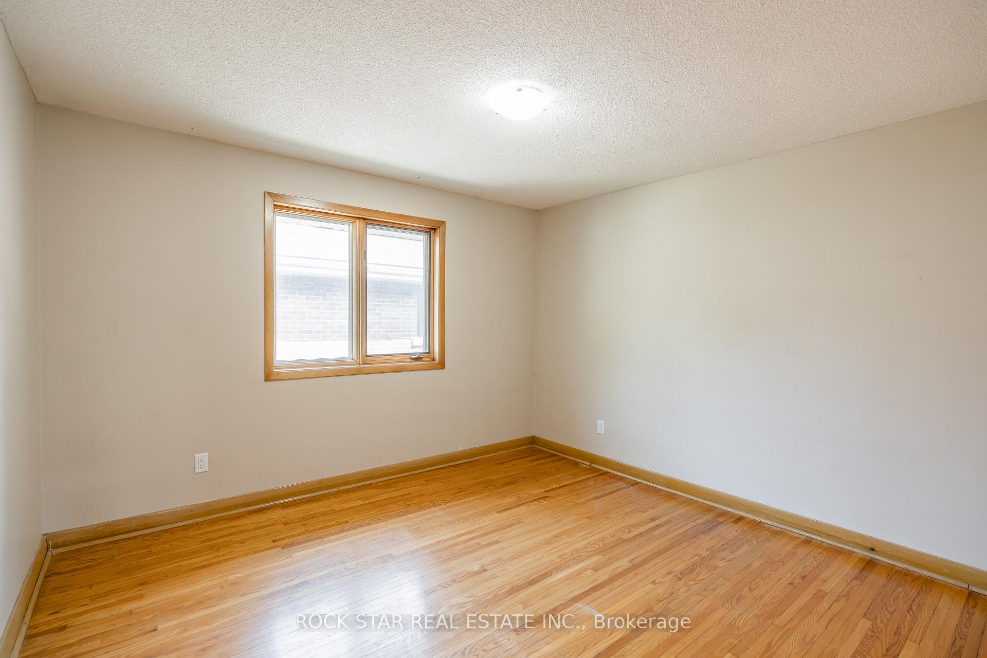Photo 15 of Unit 1, 967 Mohawk Road E, Hamilton, Huntington — HOMEH