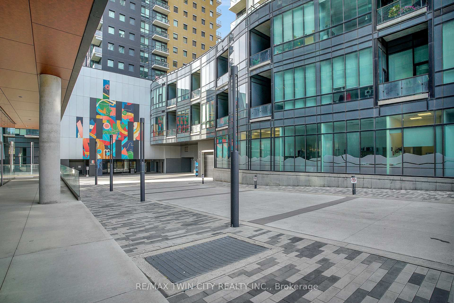 Photo 3 of Unit 1008, 100 Garment Street, Kitchener — HOMEH