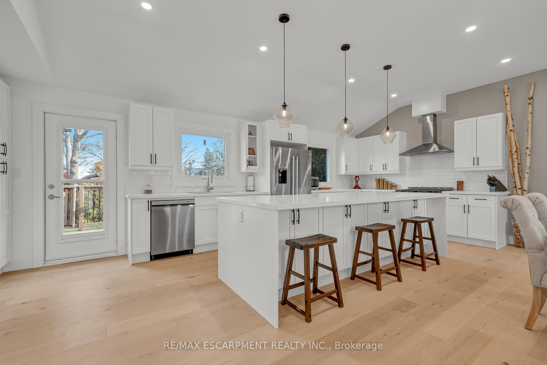 Photo 2 of 192 Delmar Drive, Hamilton, Buchanan — HOMEH