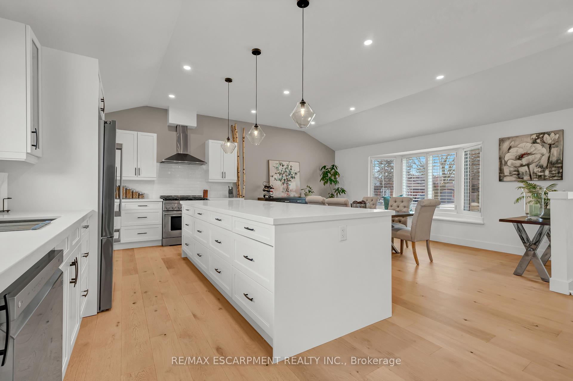 Photo 4 of 192 Delmar Drive, Hamilton, Buchanan — HOMEH