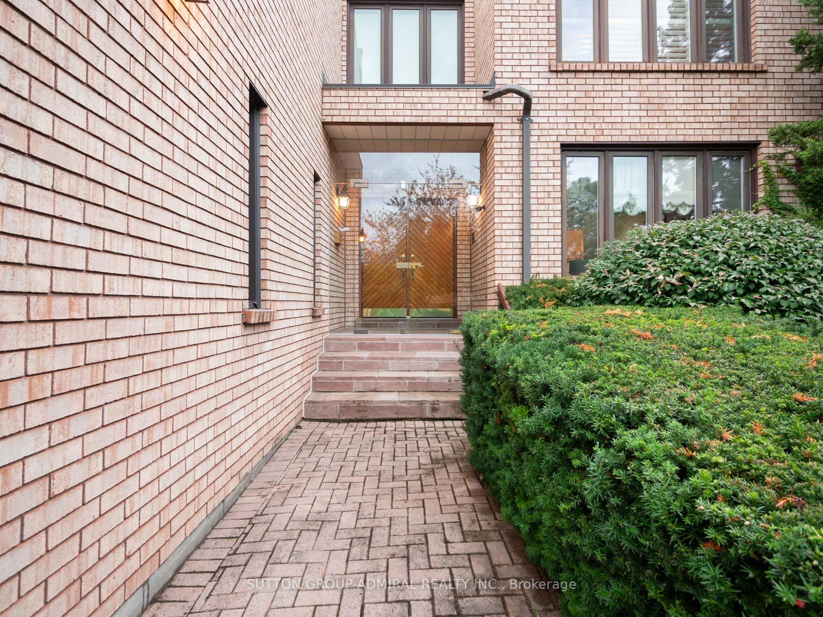Photo 2 of 582 Spring Gate Boulevard, Vaughan, Crestwood-Springfarm-Yorkhill — HOMEH