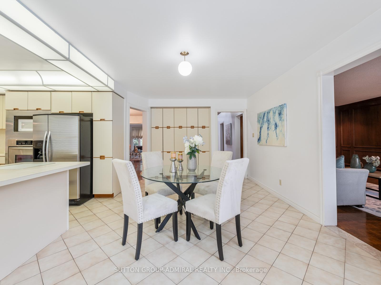 Photo 3 of 582 Spring Gate Boulevard, Vaughan, Crestwood-Springfarm-Yorkhill — HOMEH