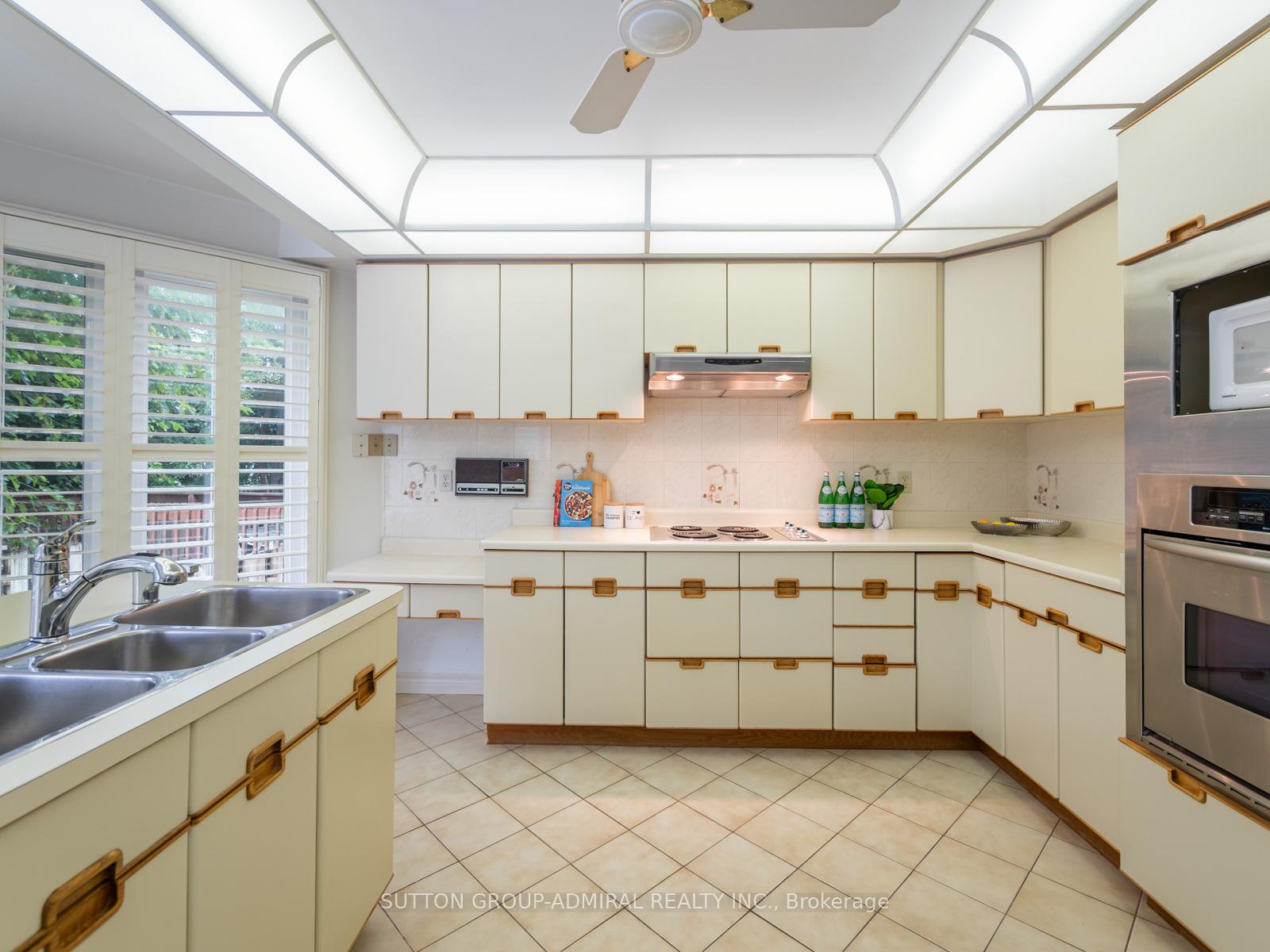 Photo 4 of 582 Spring Gate Boulevard, Vaughan, Crestwood-Springfarm-Yorkhill — HOMEH