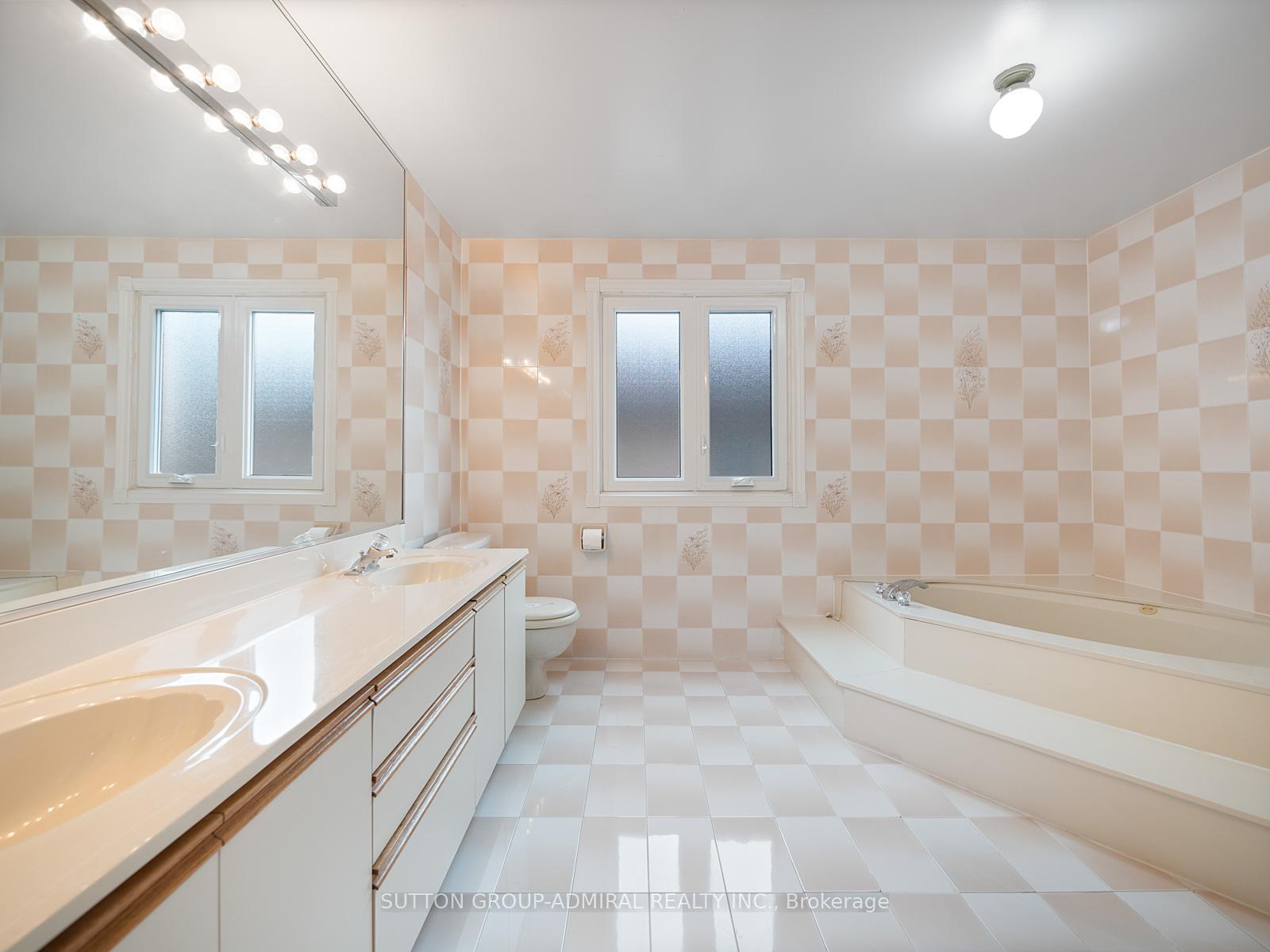 Photo 10 of 582 Spring Gate Boulevard, Vaughan, Crestwood-Springfarm-Yorkhill — HOMEH