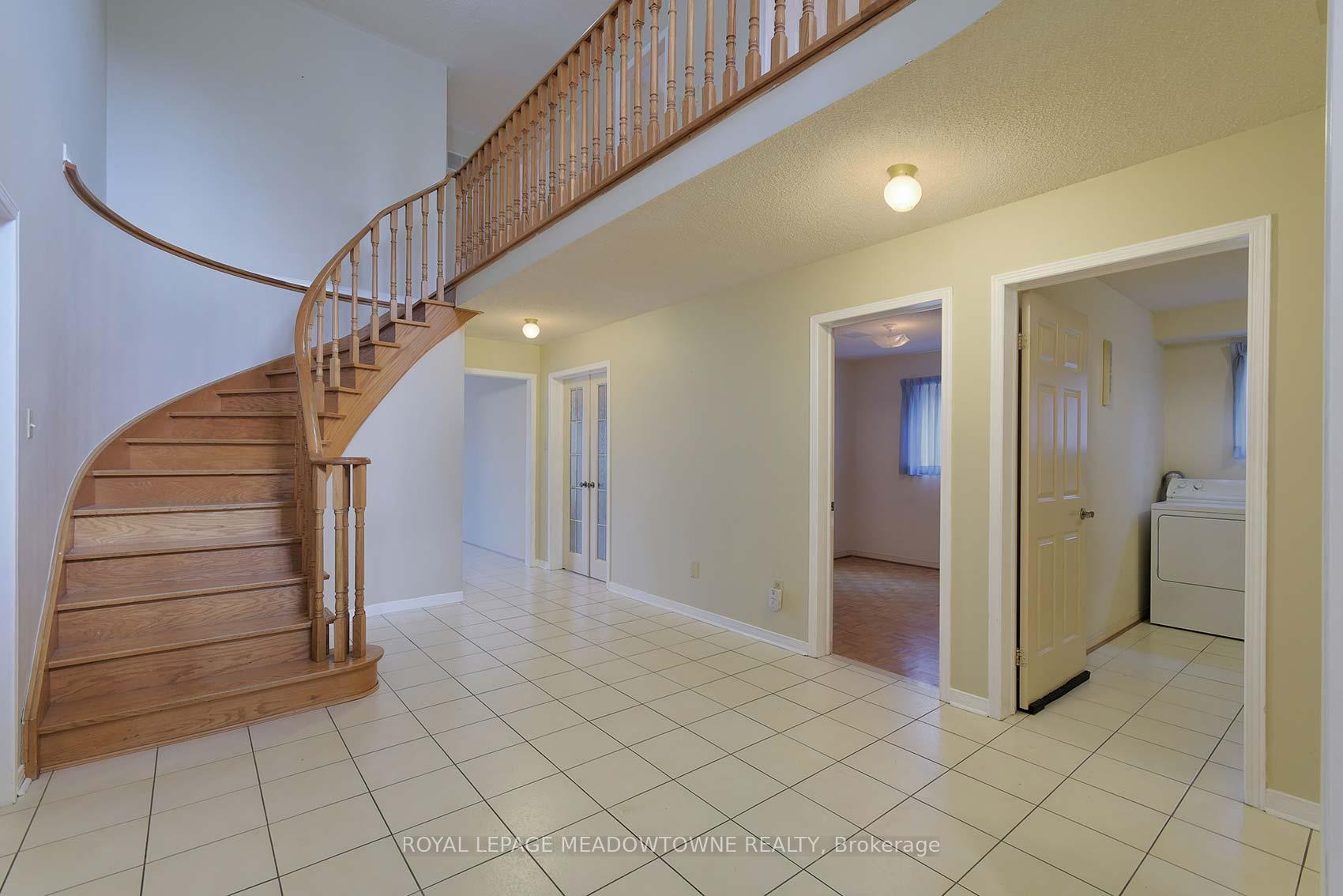 Photo 3 of 18 Blue Bonnet Drive, Brampton, Fletcher's Creek South — HOMEH