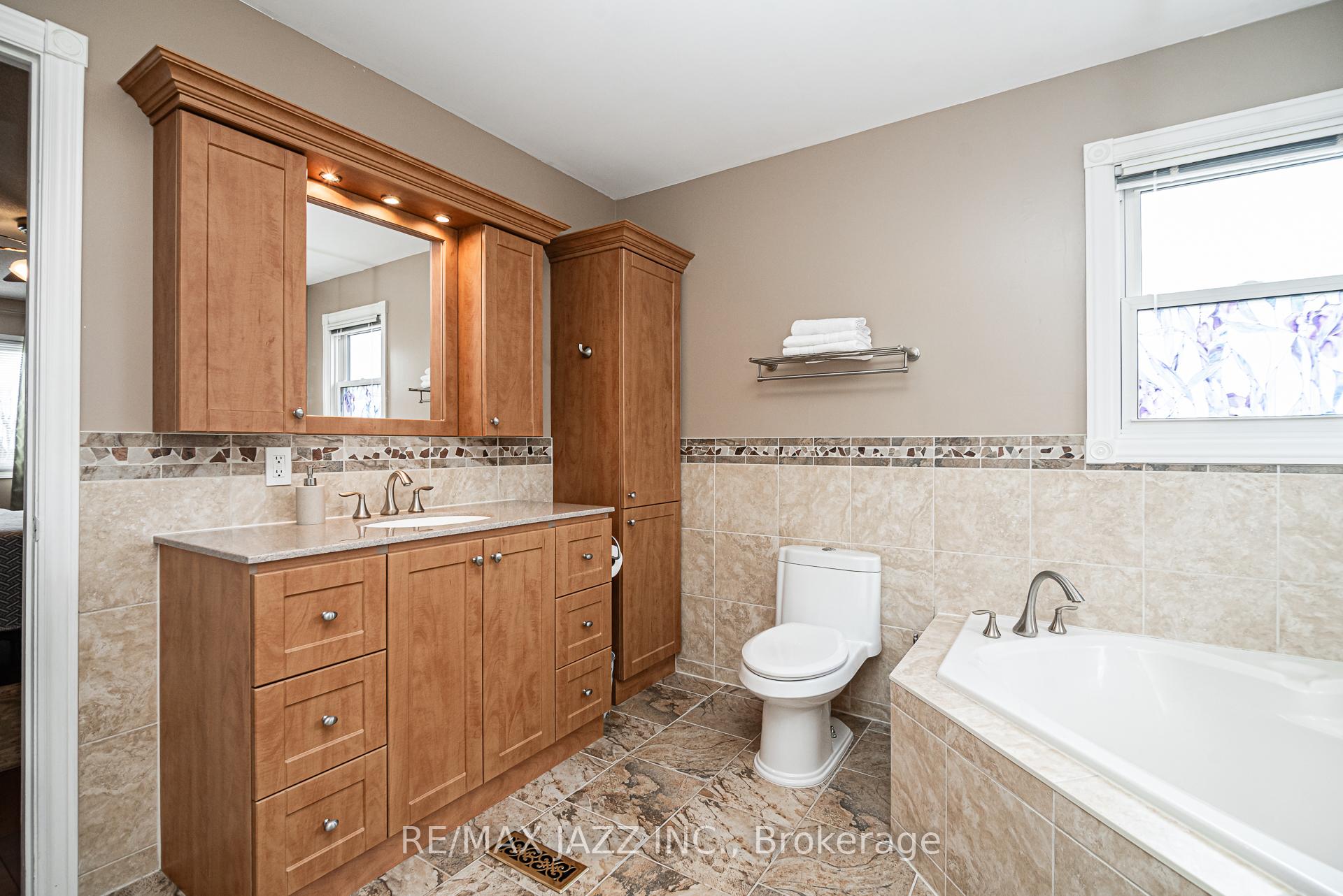 Photo 8 of 1030 Ripley Crescent, Oshawa, Pinecrest — HOMEH