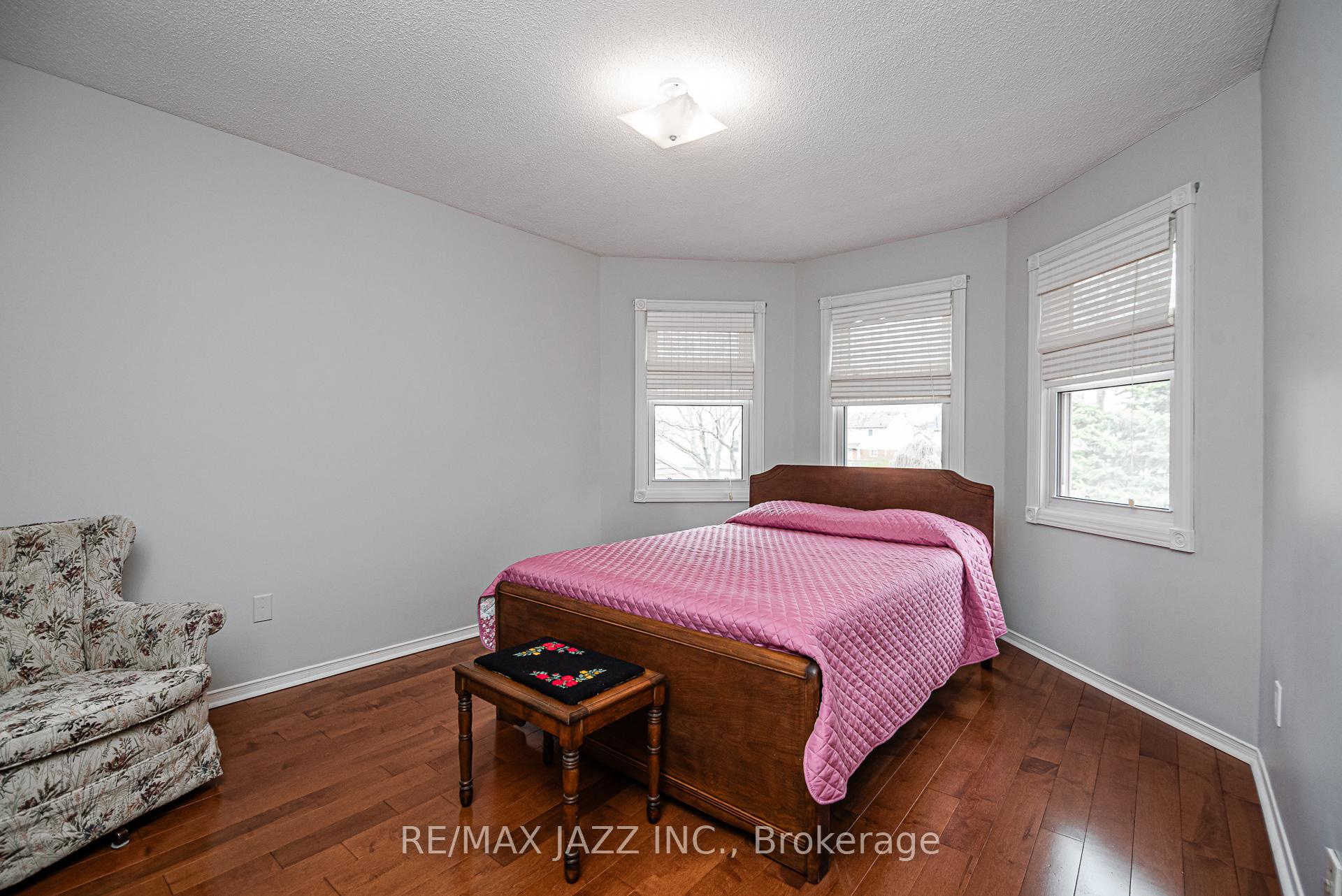 Photo 10 of 1030 Ripley Crescent, Oshawa, Pinecrest — HOMEH