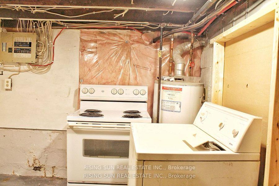 Photo 4 of 1102 Wellington Avenue, Windsor — HOMEH