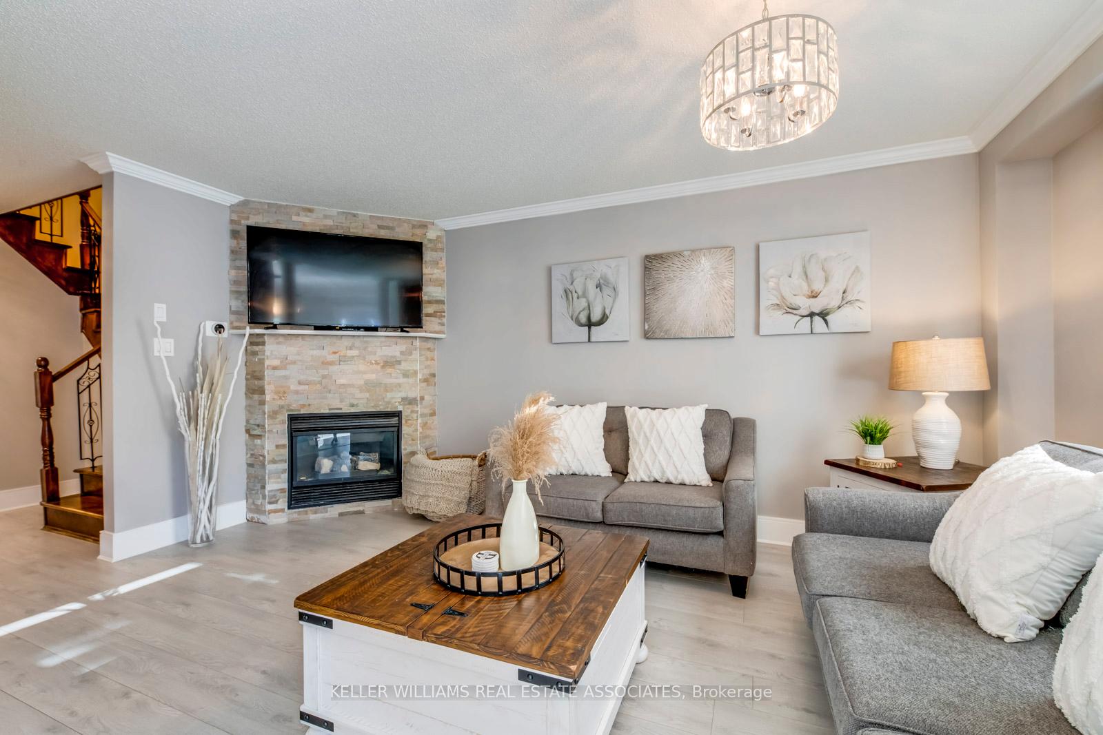 Photo 11 of 30 Poplar Plains Road, Brampton, Fletcher's Meadow — HOMEH