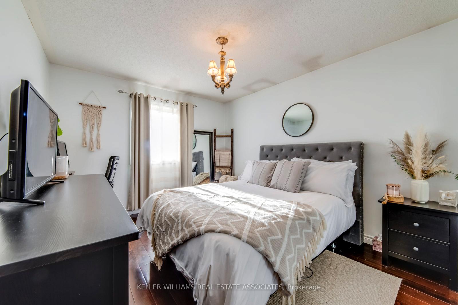 Photo 19 of 30 Poplar Plains Road, Brampton, Fletcher's Meadow — HOMEH