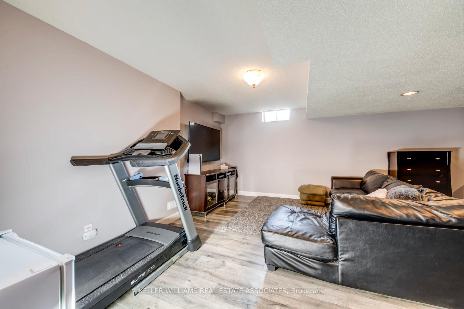 Photo 21 of 30 Poplar Plains Road, Brampton, Fletcher's Meadow — HOMEH