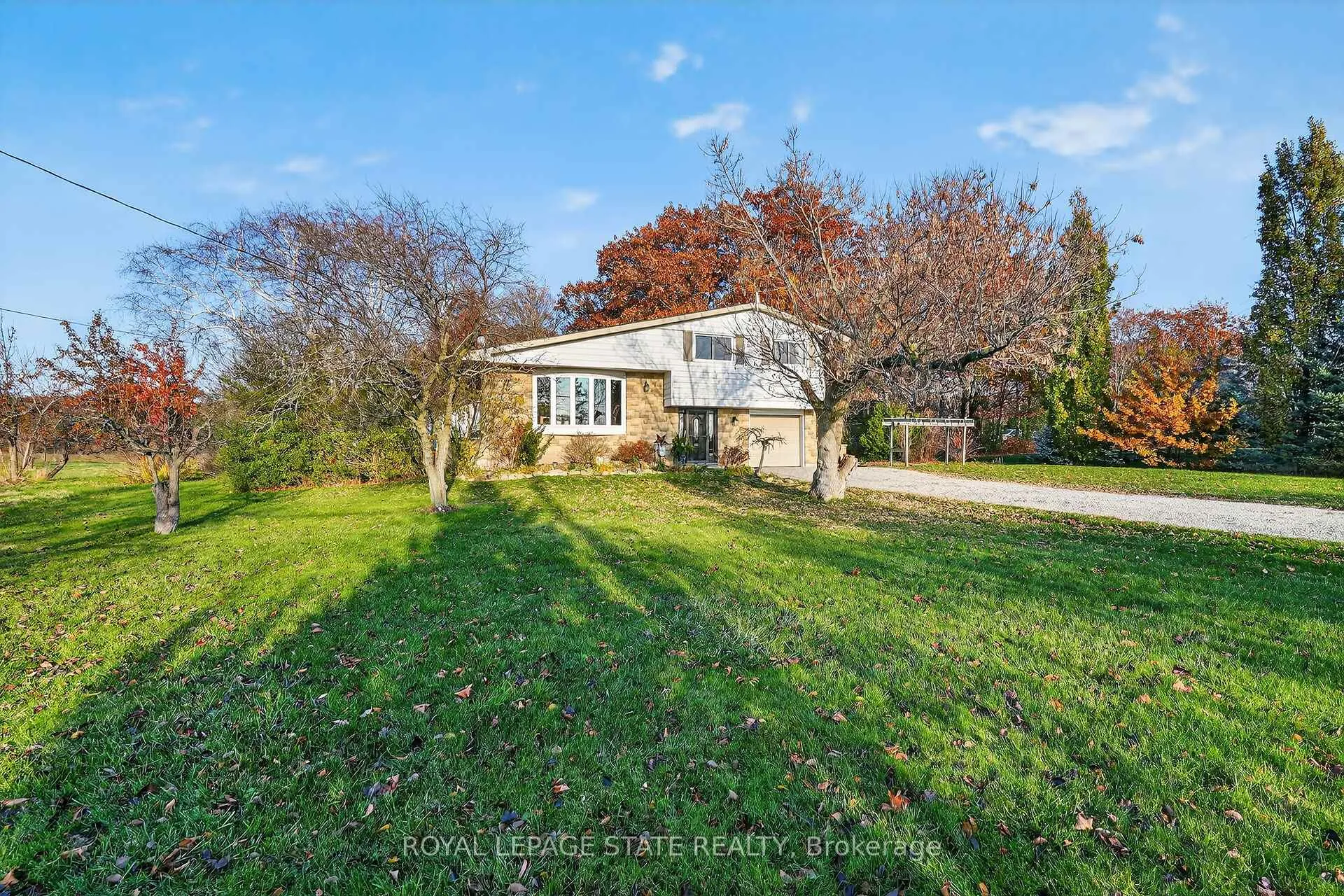 Photo 52 of 152 Ridge Road W, Grimsby, Grimsby Escarpment — HOMEH