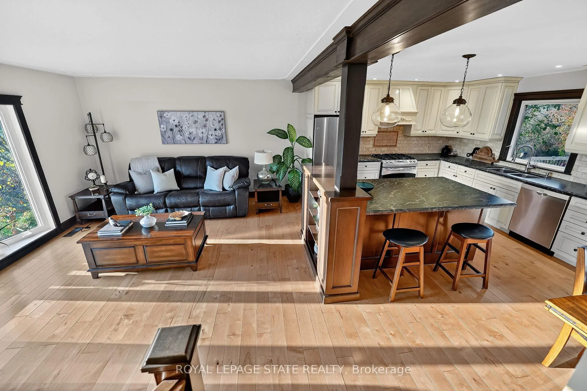 Photo 161 of 152 Ridge Road W, Grimsby, Grimsby Escarpment — HOMEH