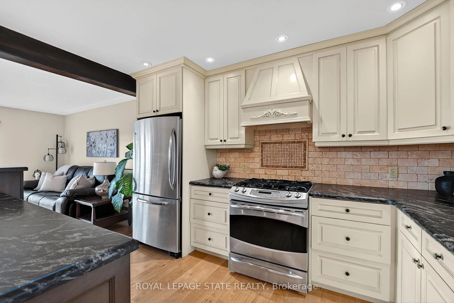 Photo 237 of 152 Ridge Road W, Grimsby, Grimsby Escarpment — HOMEH