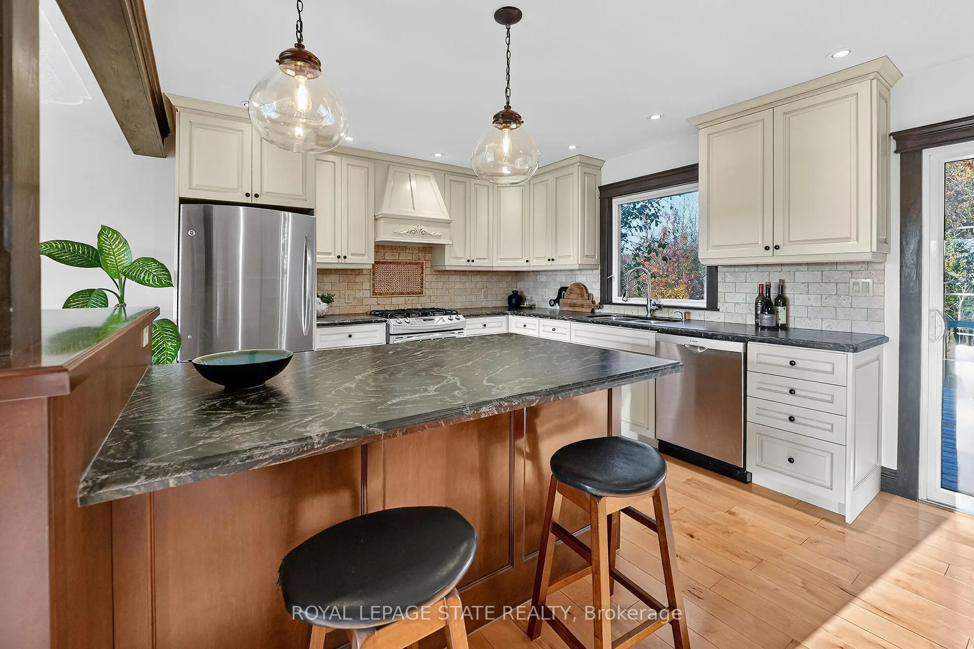 Photo 307 of 152 Ridge Road W, Grimsby, Grimsby Escarpment — HOMEH