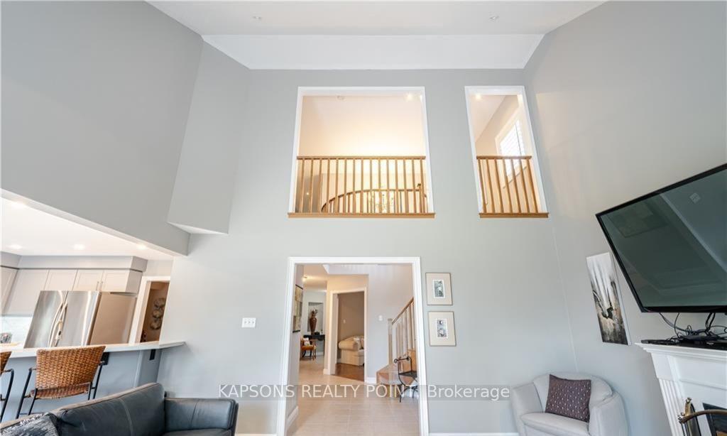 Photo 4 of 26 Baccarat Crescent, Brampton, Snelgrove — HOMEH