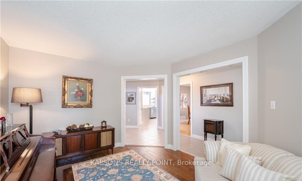 Photo 5 of 26 Baccarat Crescent, Brampton, Snelgrove — HOMEH