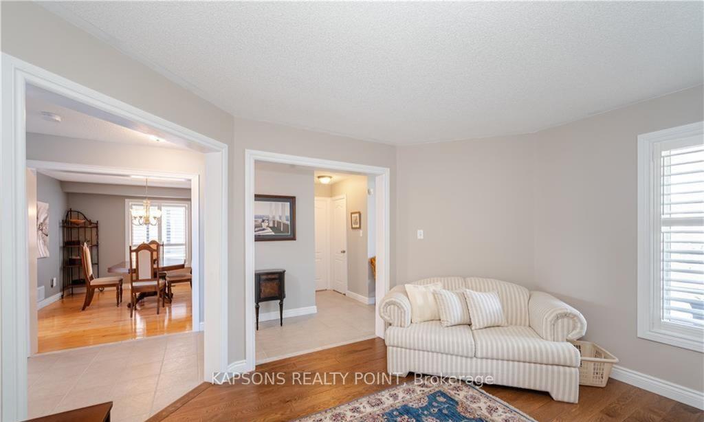 Photo 7 of 26 Baccarat Crescent, Brampton, Snelgrove — HOMEH