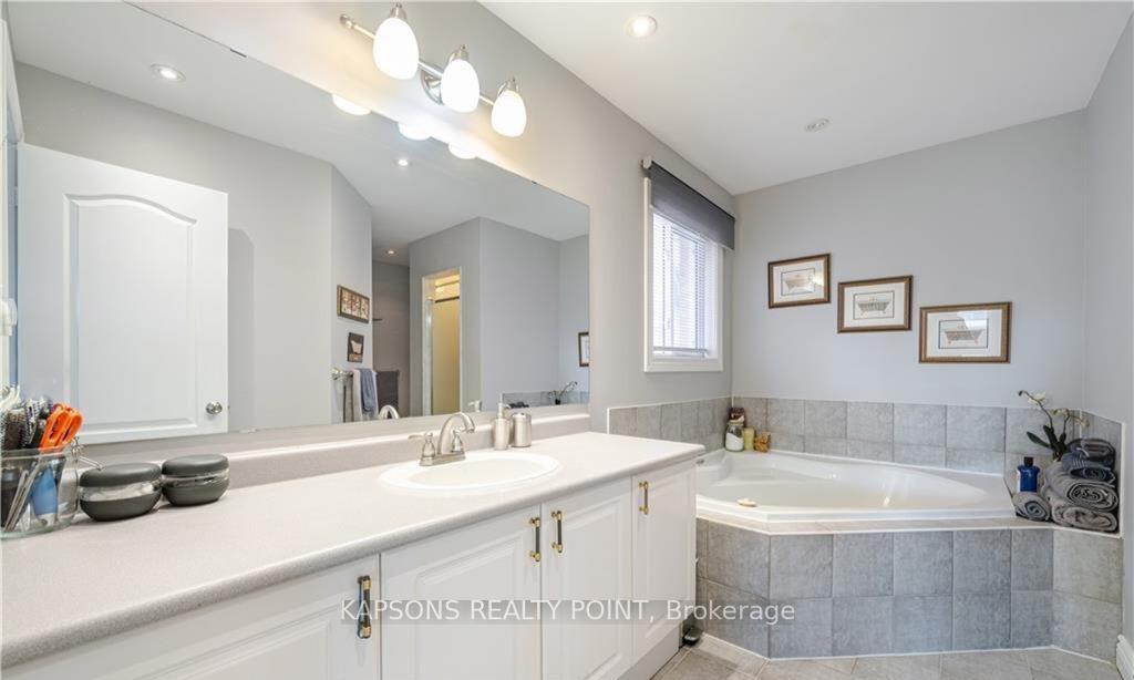 Photo 20 of 26 Baccarat Crescent, Brampton, Snelgrove — HOMEH