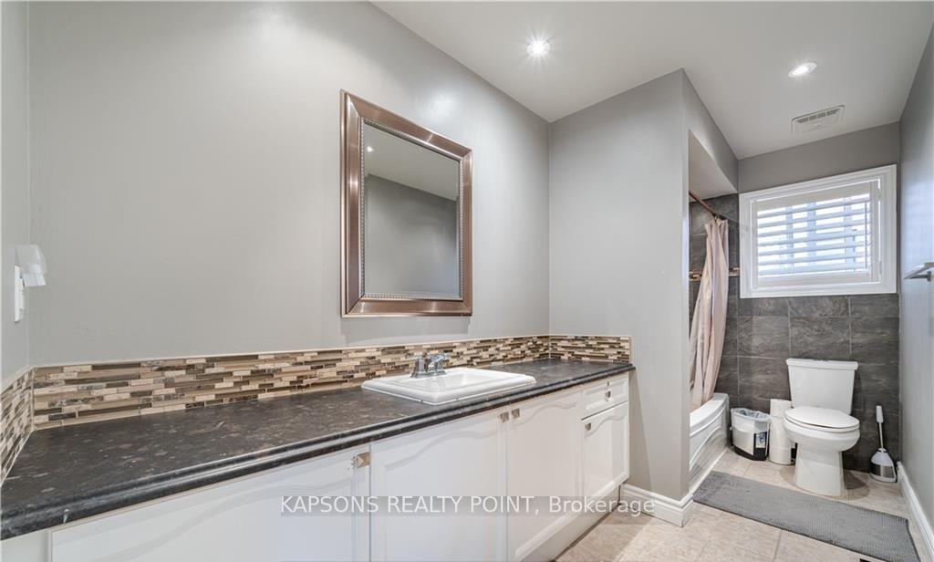 Photo 18 of 26 Baccarat Crescent, Brampton, Snelgrove — HOMEH