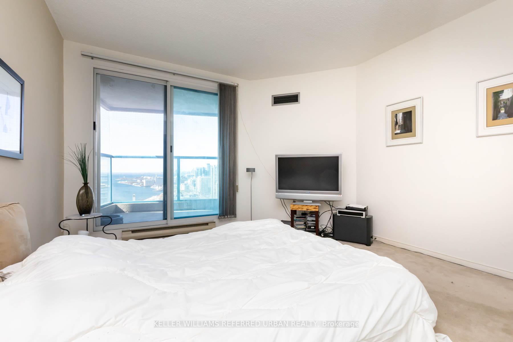 Photo 5 of Unit 2910, 77 Harbour Square, Toronto, Waterfront Communities — HOMEH