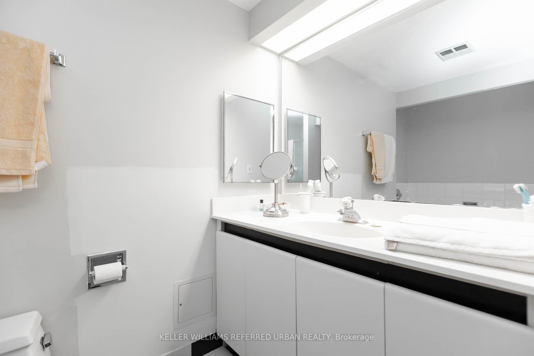 Photo 16 of Unit 2910, 77 Harbour Square, Toronto, Waterfront Communities — HOMEH