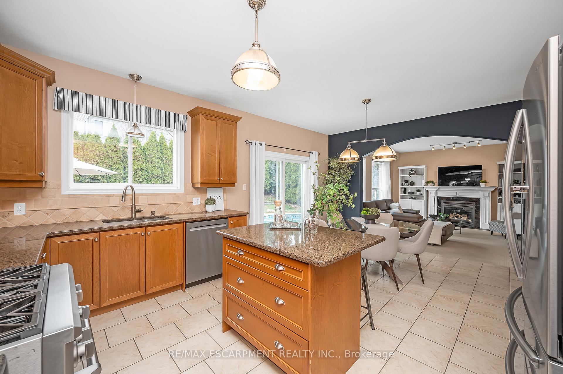 Photo 2 of 15 Buerkle Court, Kitchener — HOMEH