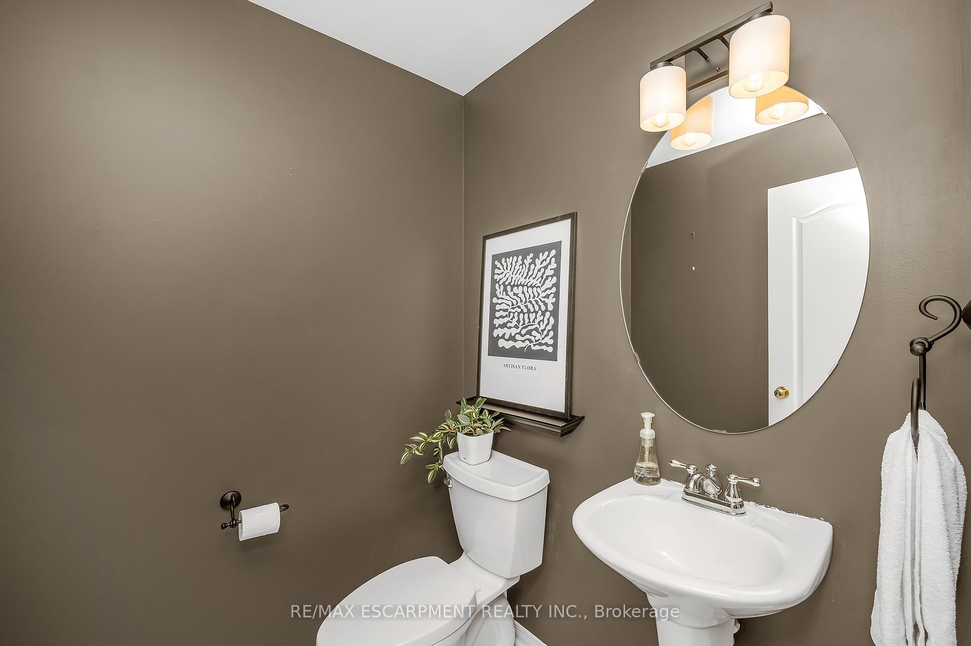 Photo 3 of 15 Buerkle Court, Kitchener — HOMEH