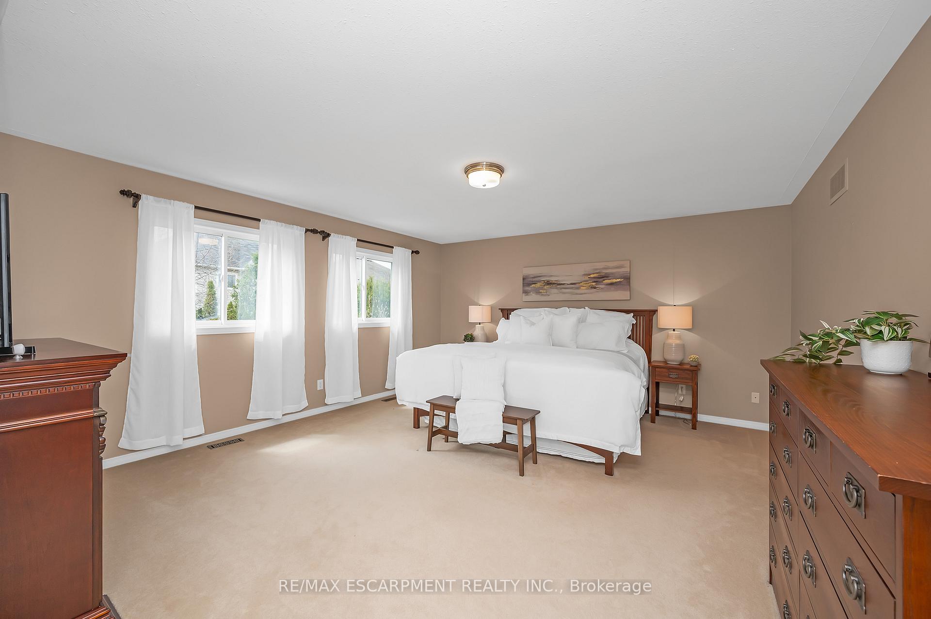 Photo 5 of 15 Buerkle Court, Kitchener — HOMEH