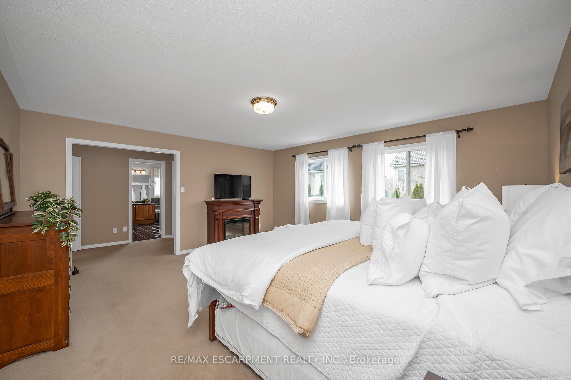 Photo 8 of 15 Buerkle Court, Kitchener — HOMEH