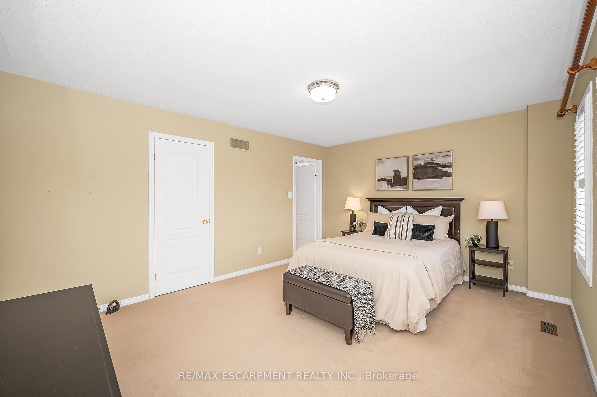 Photo 11 of 15 Buerkle Court, Kitchener — HOMEH