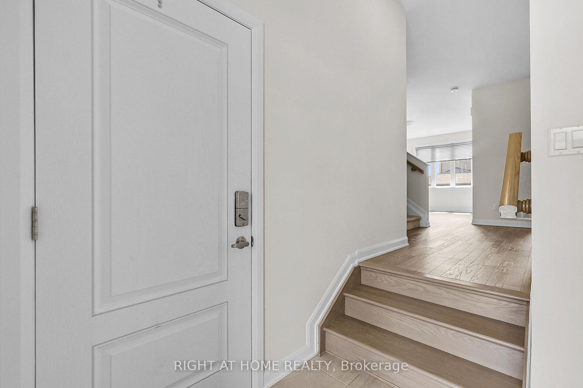Photo 5 of 958 Athenry Court, Ottawa, Barrhaven - Half Moon Bay — HOMEH