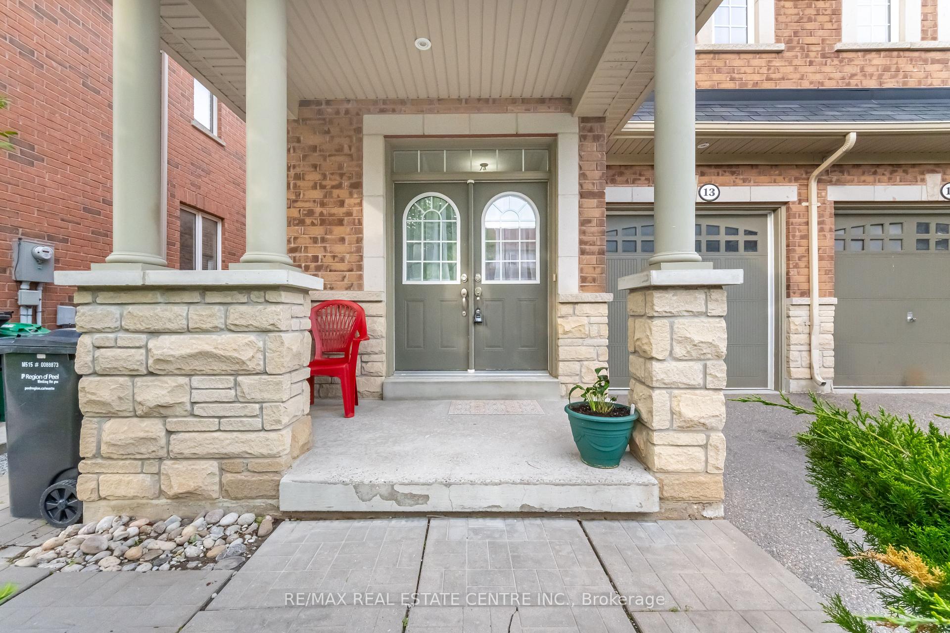 Photo 3 of 13 Loftsmoor Drive, Brampton, Sandringham-Wellington — HOMEH