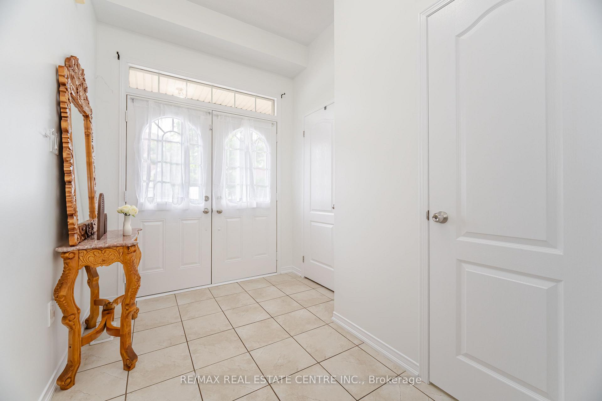 Photo 4 of 13 Loftsmoor Drive, Brampton, Sandringham-Wellington — HOMEH
