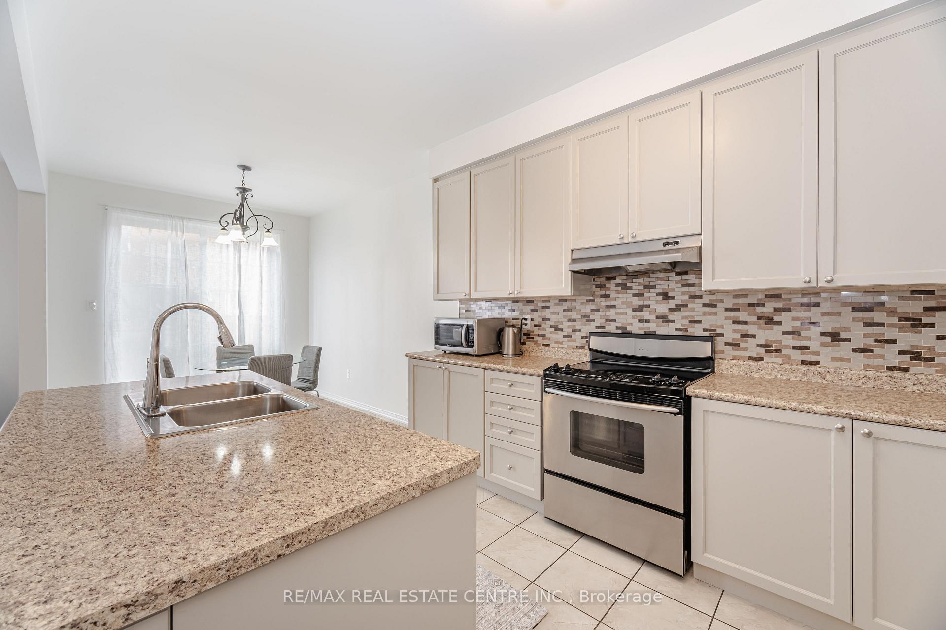 Photo 12 of 13 Loftsmoor Drive, Brampton, Sandringham-Wellington — HOMEH