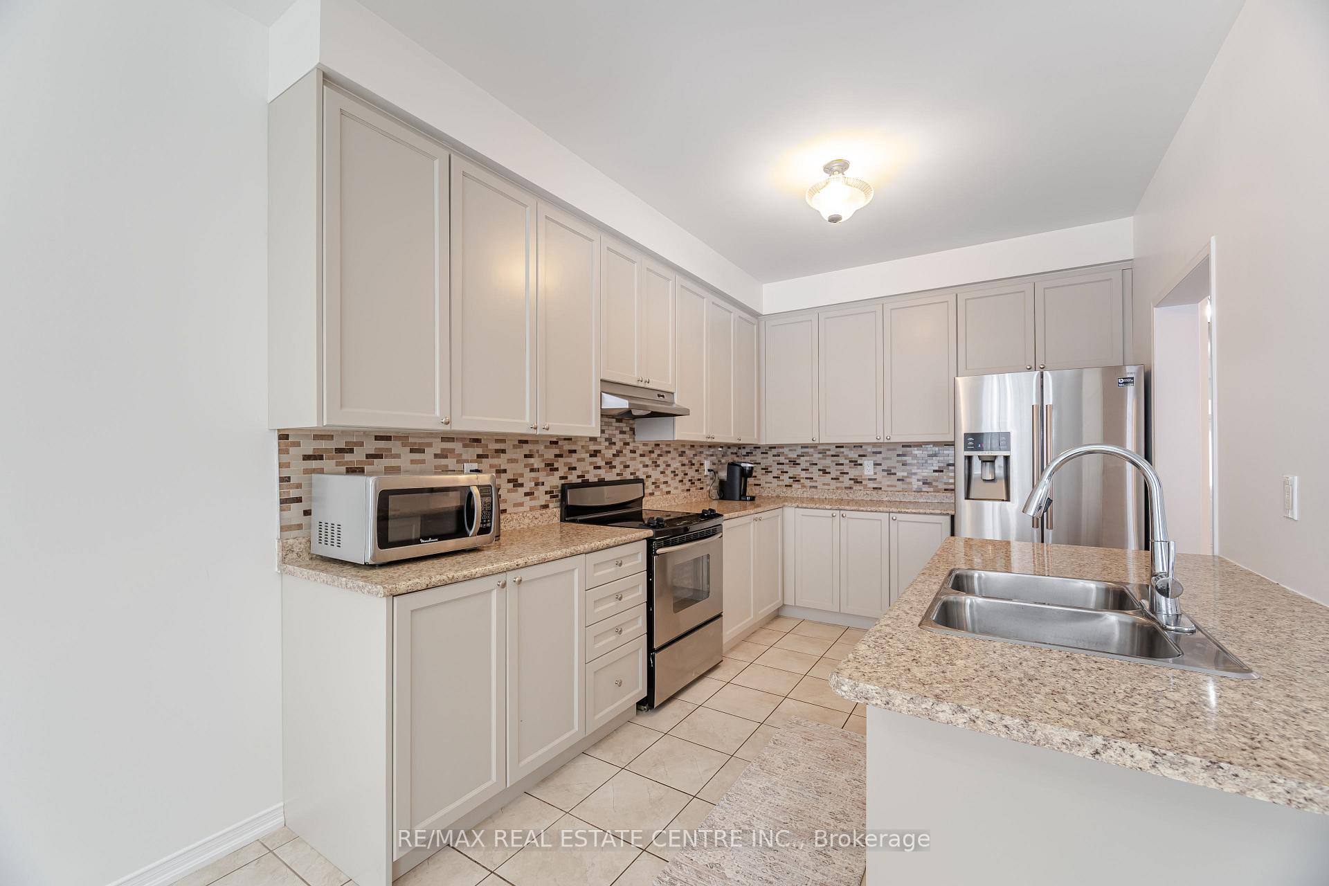 Photo 9 of 13 Loftsmoor Drive, Brampton, Sandringham-Wellington — HOMEH