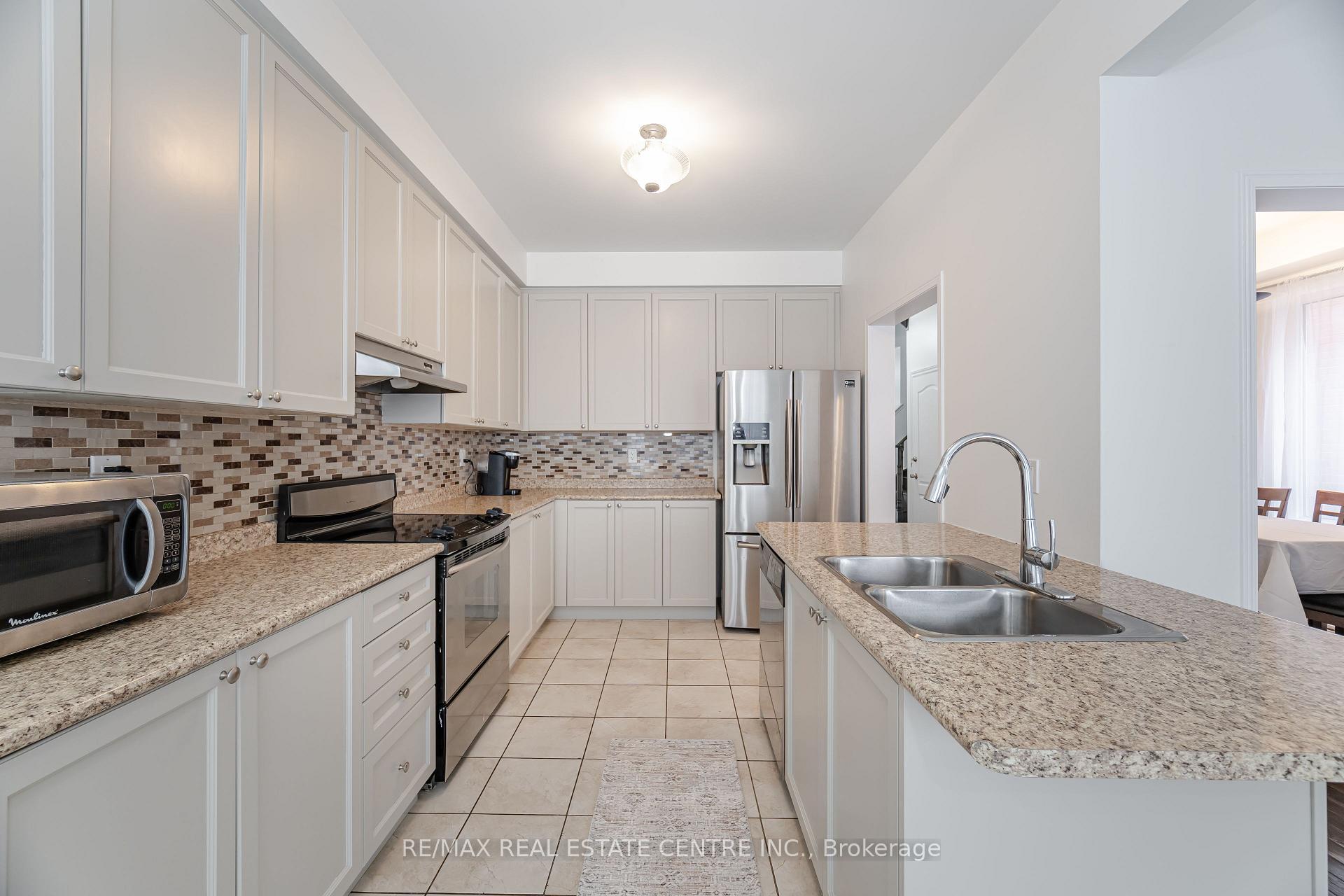 Photo 10 of 13 Loftsmoor Drive, Brampton, Sandringham-Wellington — HOMEH