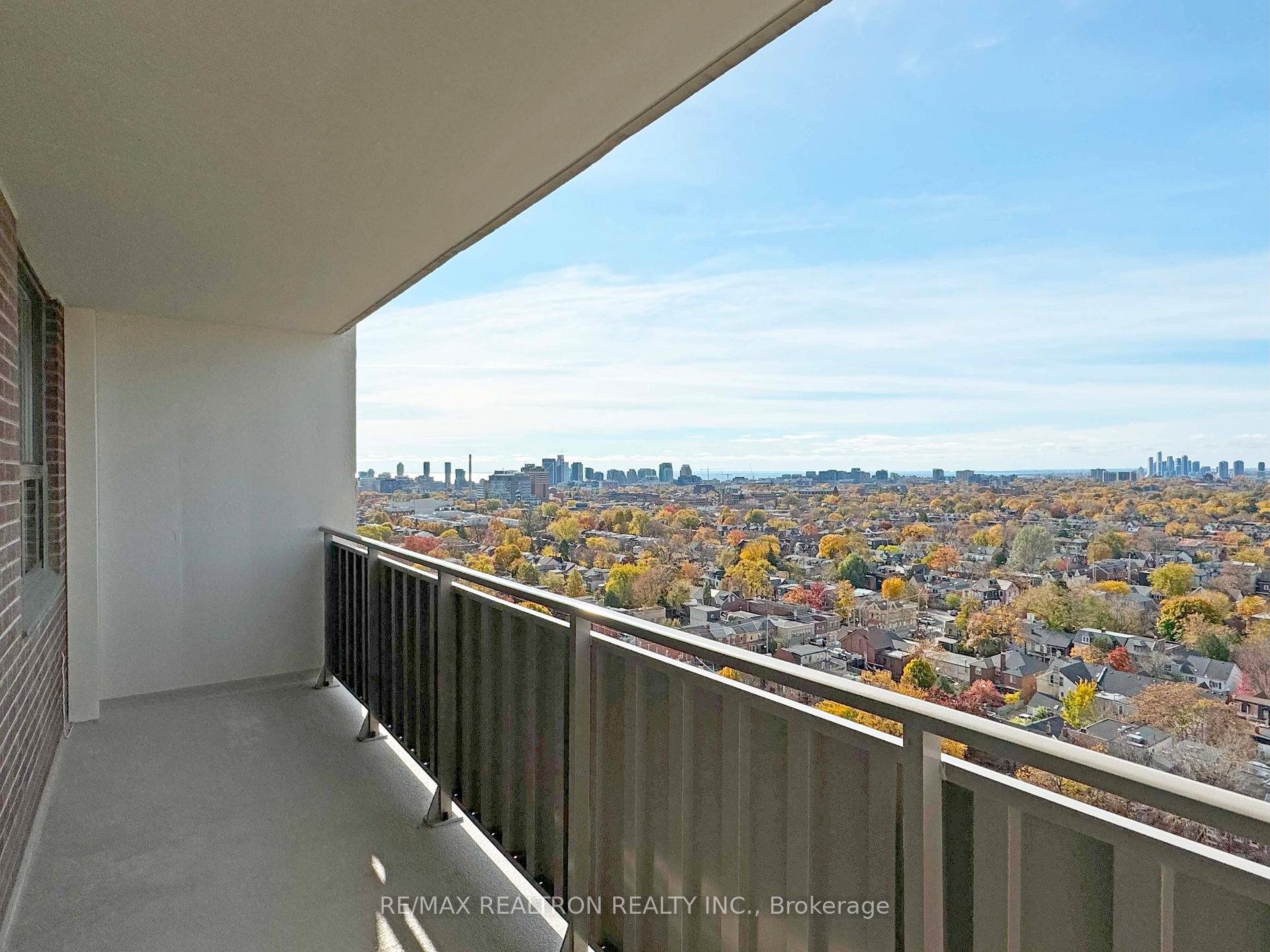 Photo 7 of Unit 2001, 666 Spadina Avenue, Toronto, University — HOMEH