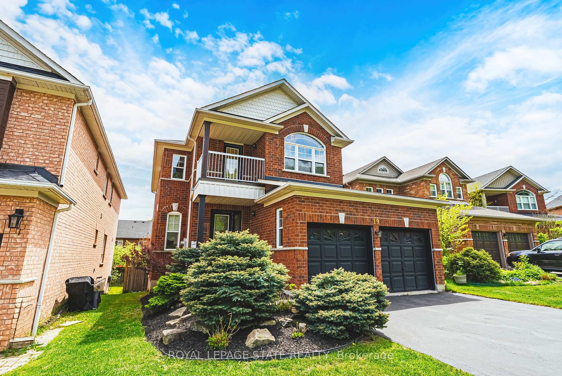 Photo 3 of 19 Gwyn Court, Hamilton, Dundas — HOMEH