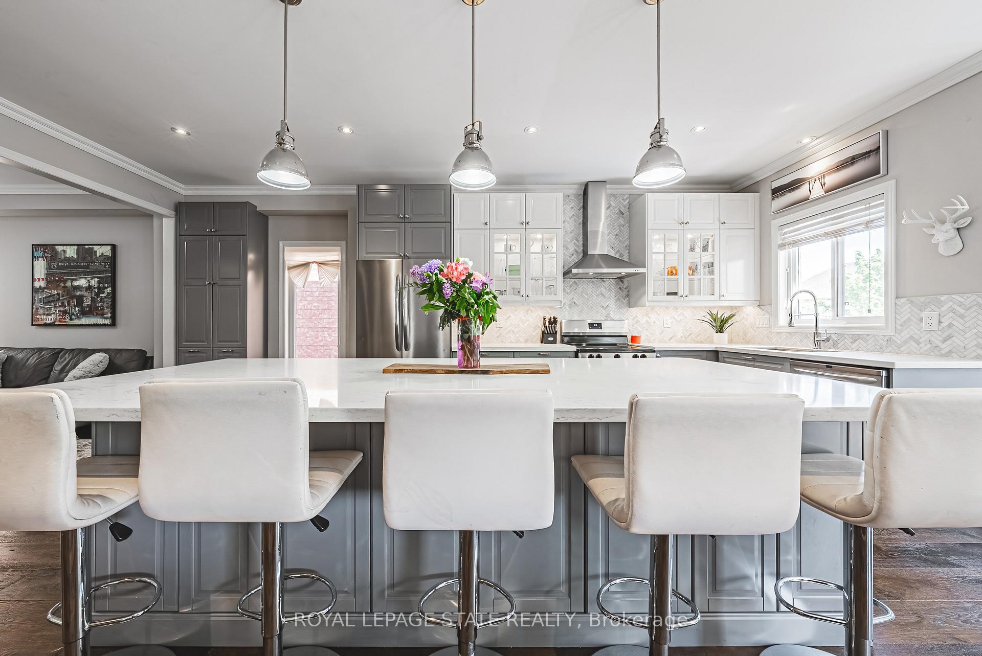Photo 2 of 19 Gwyn Court, Hamilton, Dundas — HOMEH
