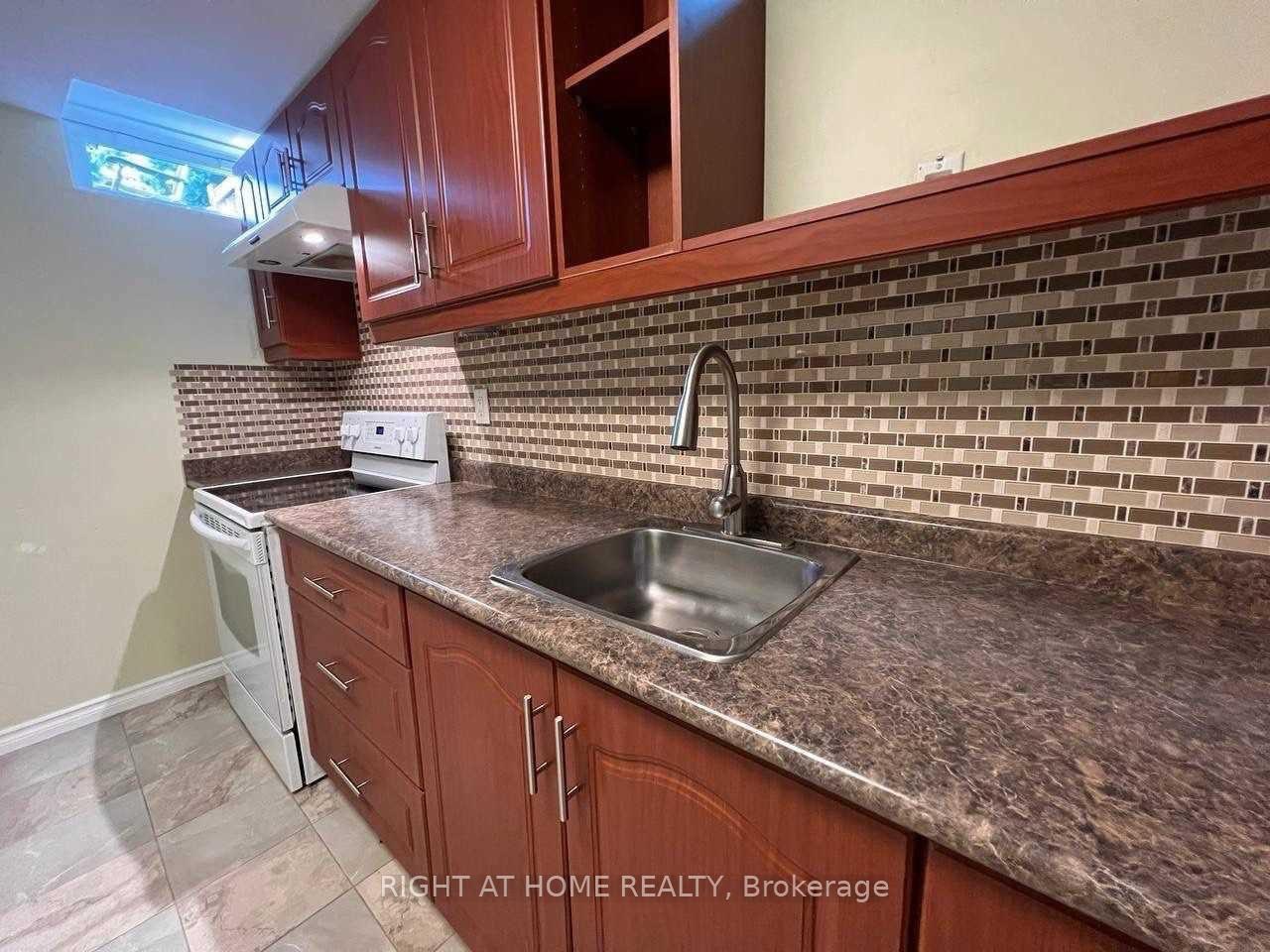 Photo 3 of 54 Limeridge (Basement) Street, Aurora, Bayview Wellington — HOMEH