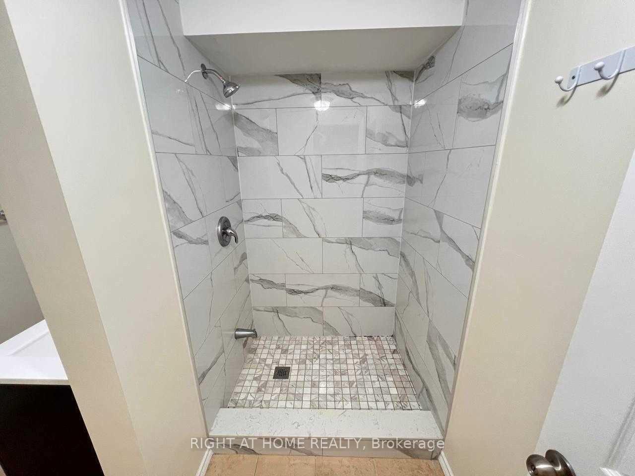 Photo 4 of 54 Limeridge (Basement) Street, Aurora, Bayview Wellington — HOMEH