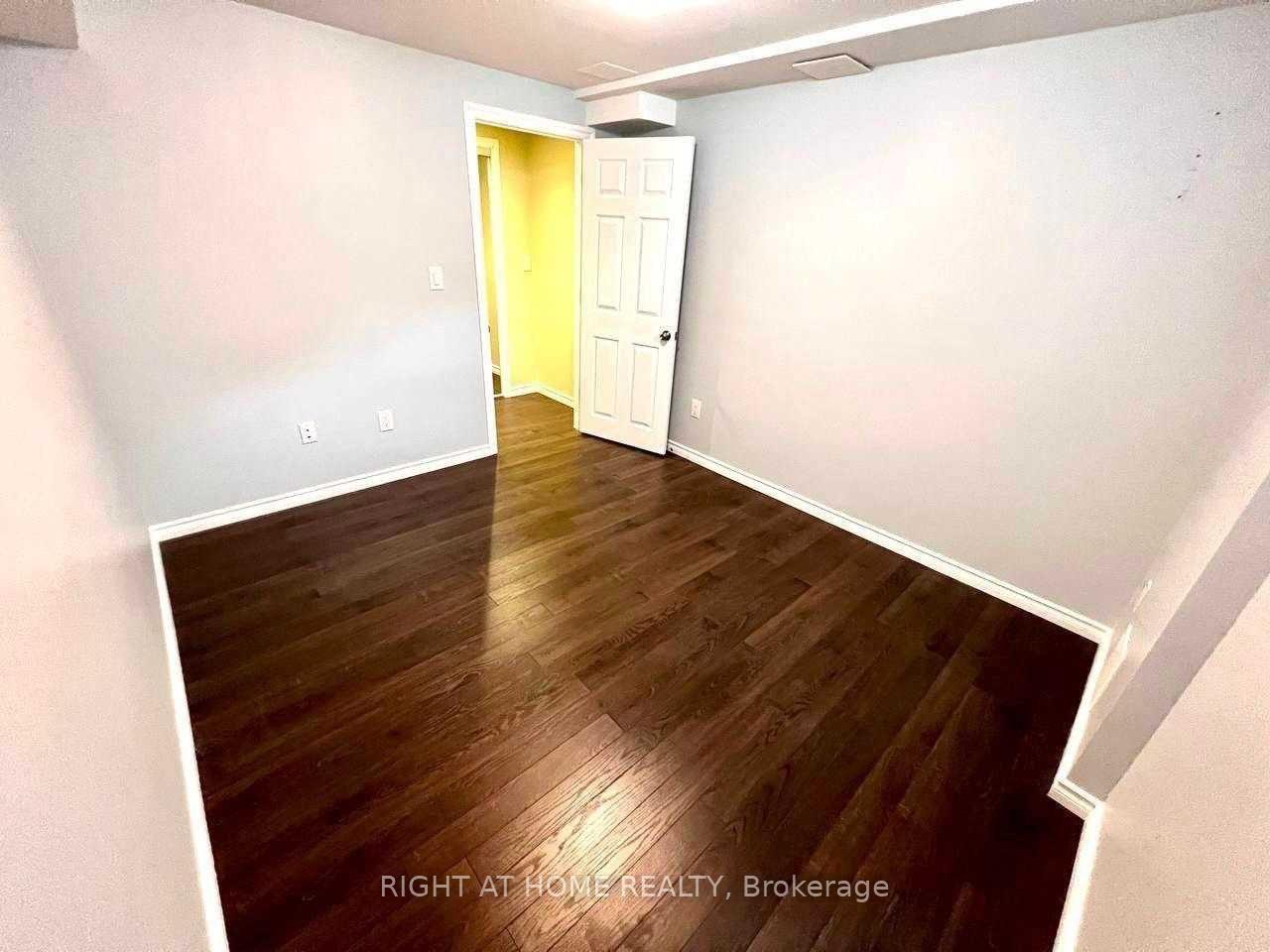 Photo 5 of 54 Limeridge (Basement) Street, Aurora, Bayview Wellington — HOMEH