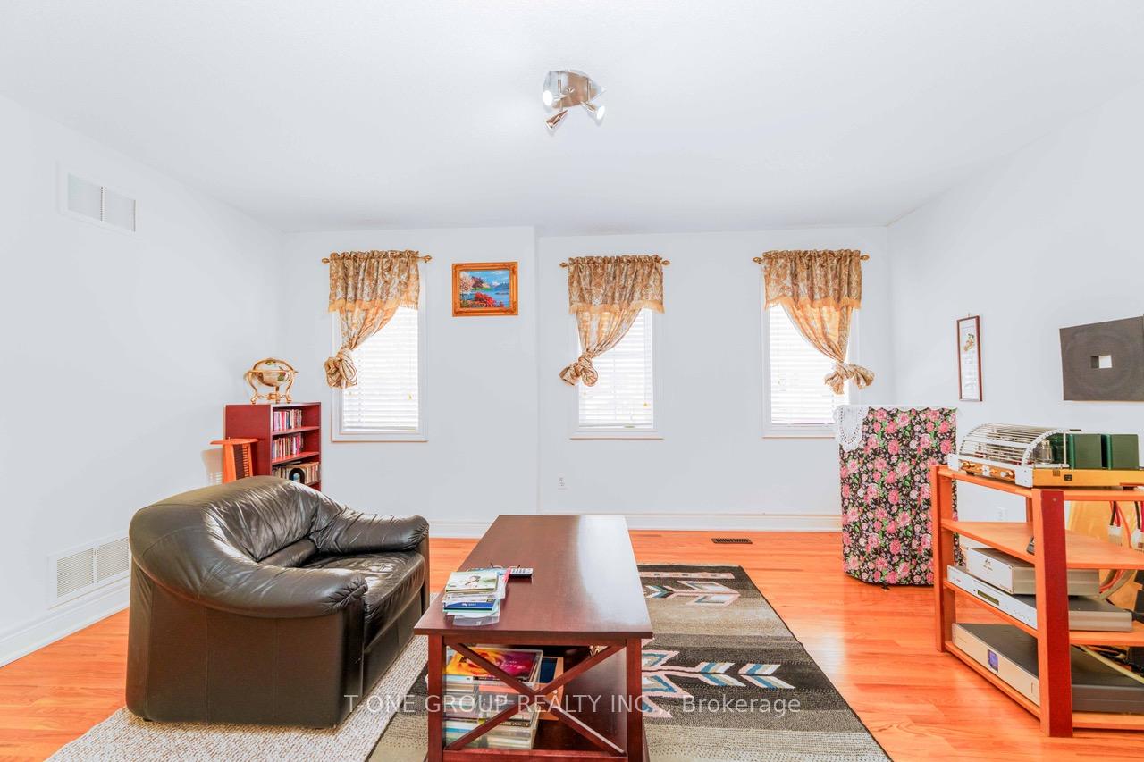 Photo 9 of 18 Yellow Pine Road, Brampton, Bram East — HOMEH