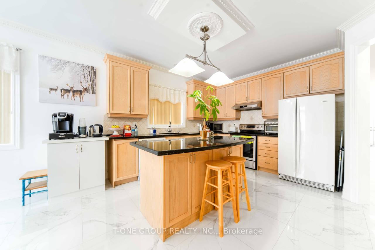 Photo 11 of 18 Yellow Pine Road, Brampton, Bram East — HOMEH