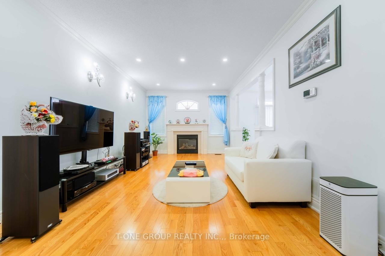 Photo 10 of 18 Yellow Pine Road, Brampton, Bram East — HOMEH