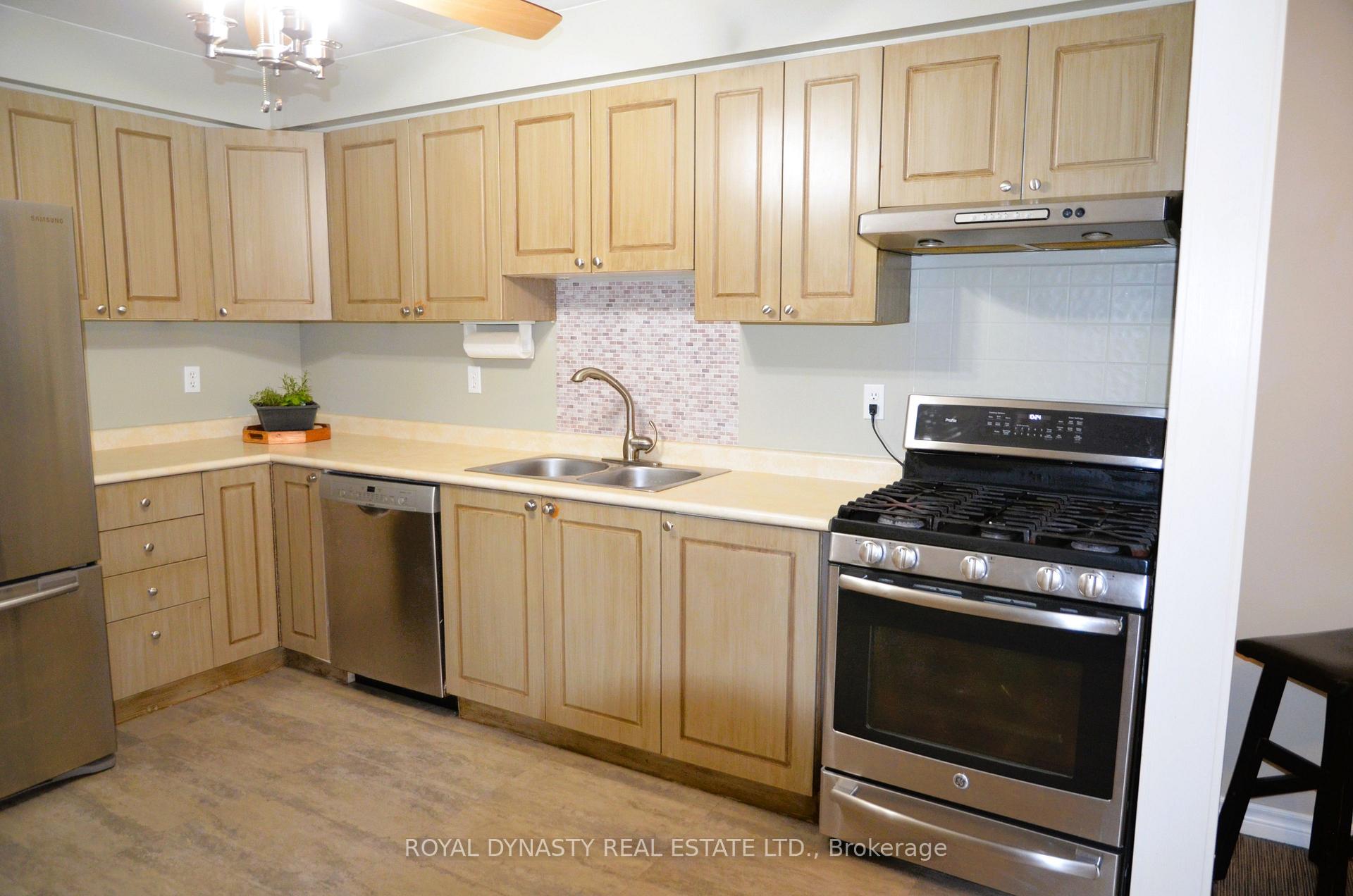 Photo 3 of 8 Kate Aitken Crescent, New Tecumseth, Beeton — HOMEH