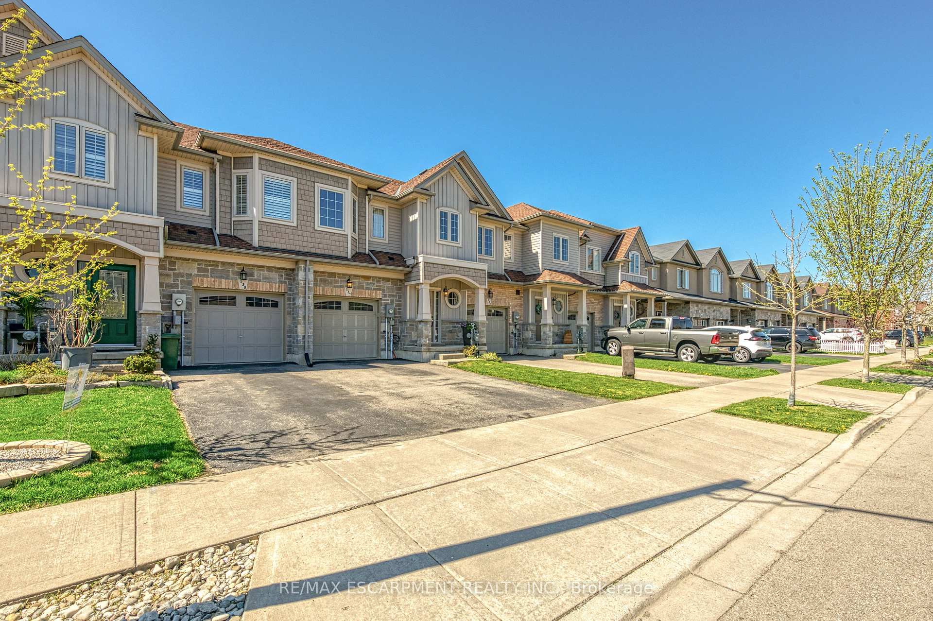 Photo 3 of 137 Kinsman Drive, Hamilton, Binbrook — HOMEH