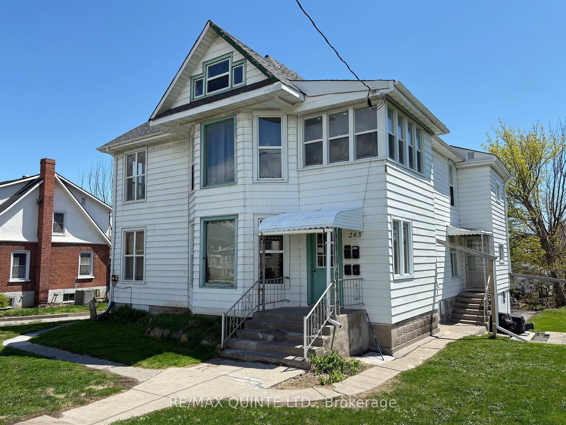 Front of 263 Dundas Street W